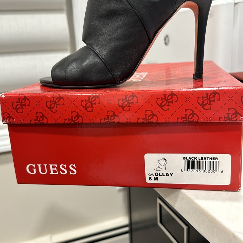 Guess Ollay Corset Cut Out Tie Heels
Black Leather Sandals Size 8 - Picture 8 of 8